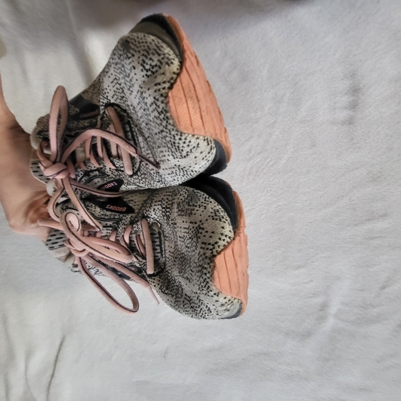 Brooks Adrenaline Sneaker Pink 9 - Picture 9 of 15